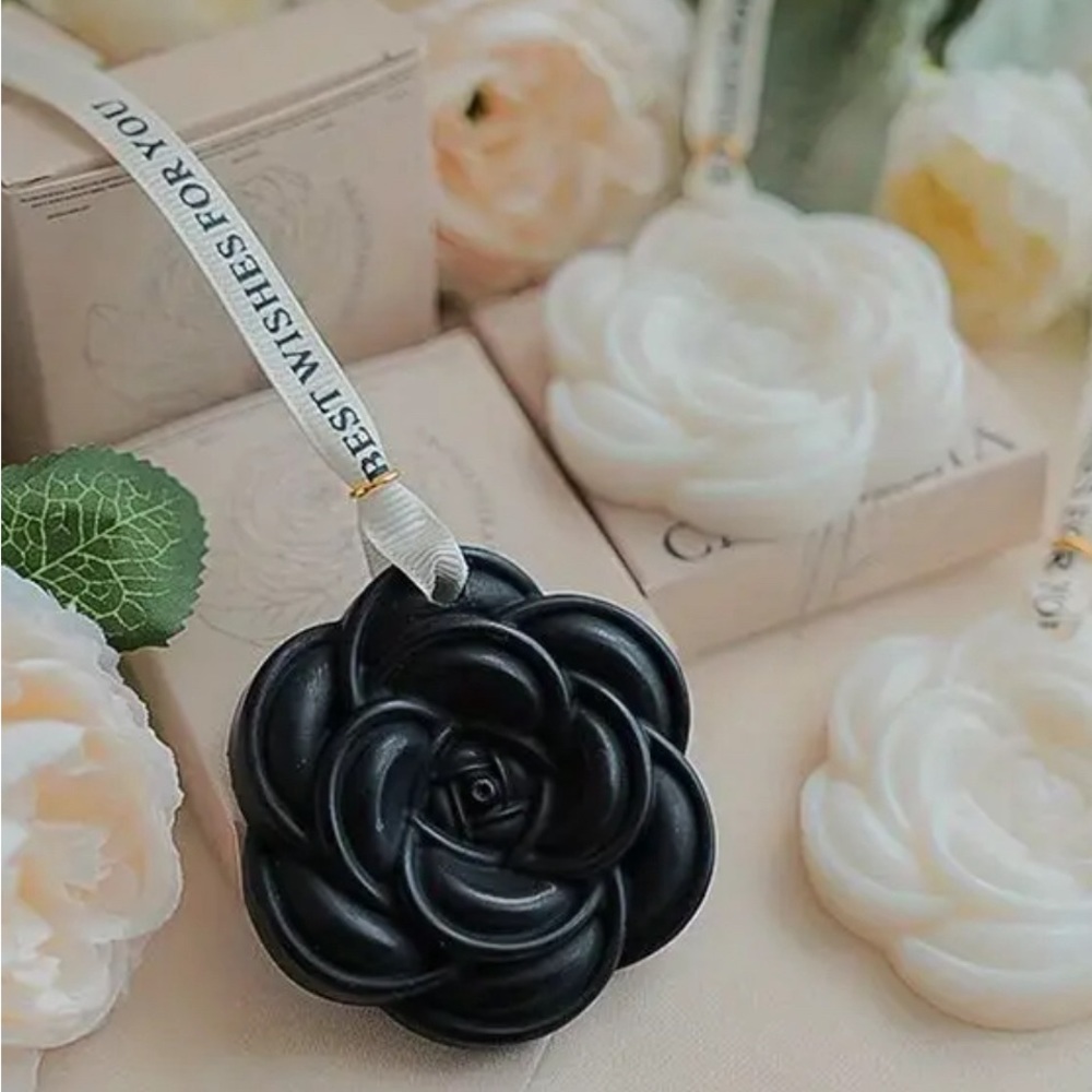 NEW🌸Camellia Scented Pendant(black rose) 🖤